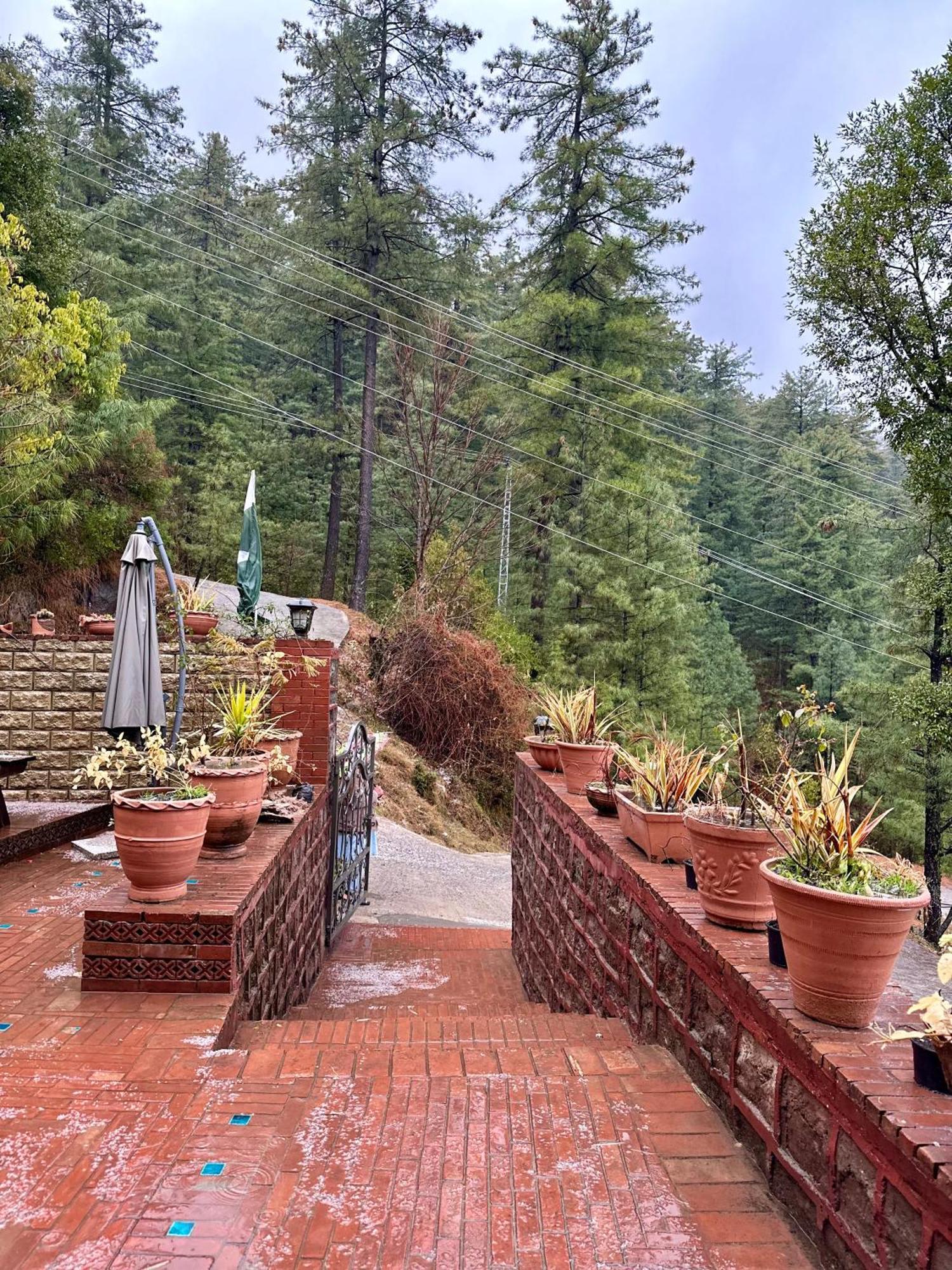 Sarah'S Lodge Murree Ngoại thất bức ảnh