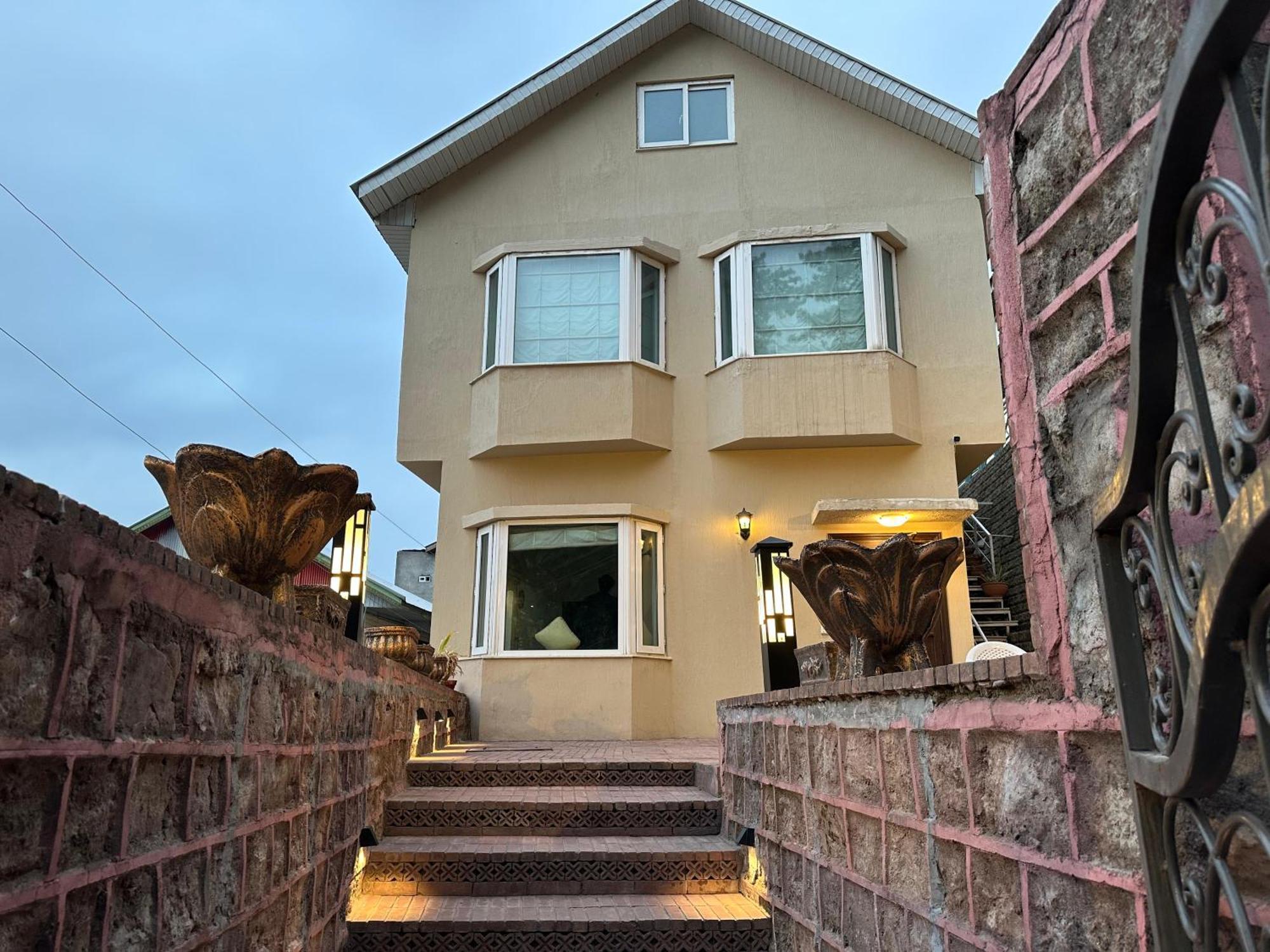 Sarah'S Lodge Murree Ngoại thất bức ảnh